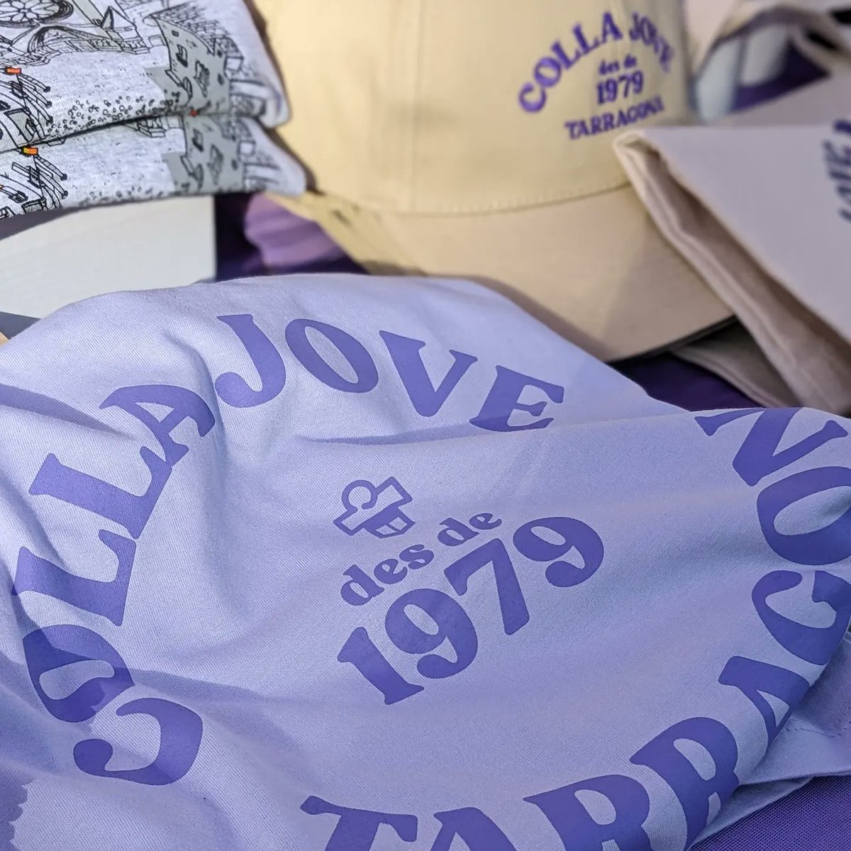 A la <a href="/JoveDeTarragona/">Colla Jove de Tarragona</a> fem la pre-party del mig segle de castells amb aquest disseny i línia de marxandatge ✏️🍆