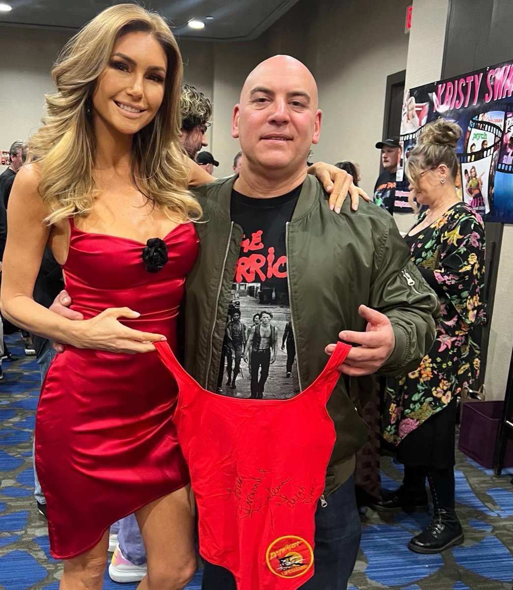 My friend Van brought a Baywatch swimsuit for me to sign! ❤️ Absolutely yes I’ll sign it, I said!! 🤗🥰