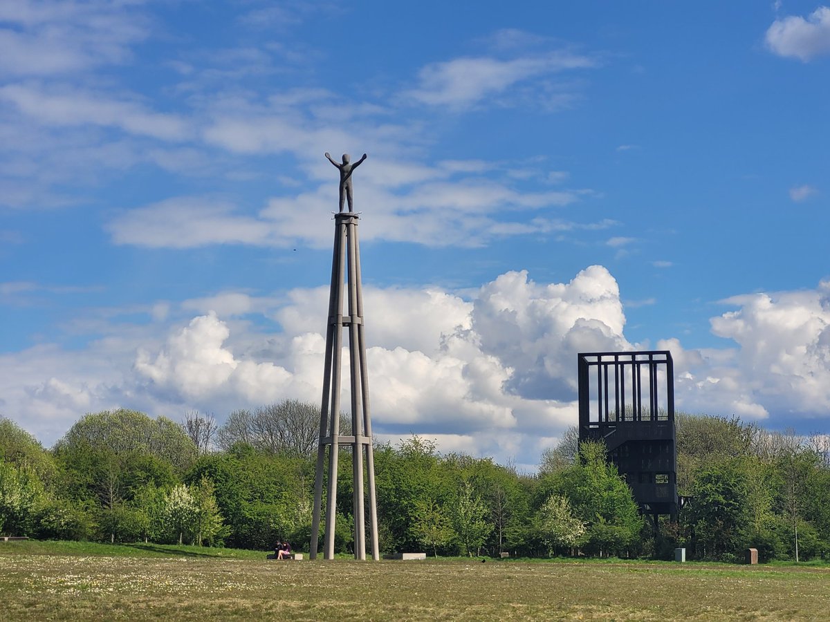 Cuningar Loop with the bf - Lovely walk with lots of routes, flat throughout, kids adventure park, bouldering, cafe, nice public toilets and this viewing gallery. It's well worth a visit if you're looking for walks around Glasgow #walks #daysout