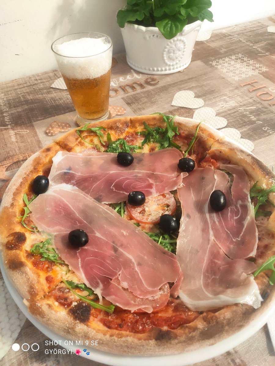 GyrgyiMolnr1's tweet image. Fincsi 🍕🍺👌😋🍃