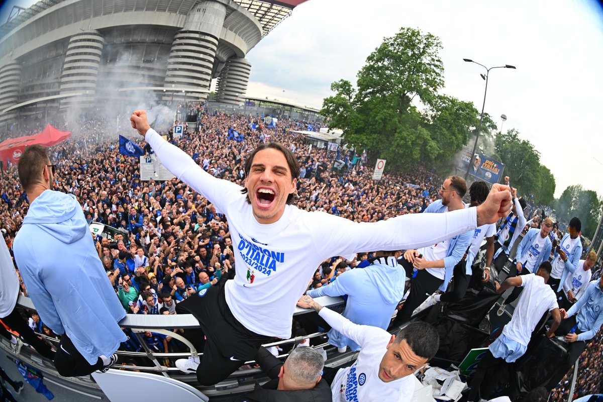 Inter's tweet photo. Urla come Yann sotto questo post🖤💙

#ForzaInter #IM2Stars https://t.co/uDTYb5U3CR