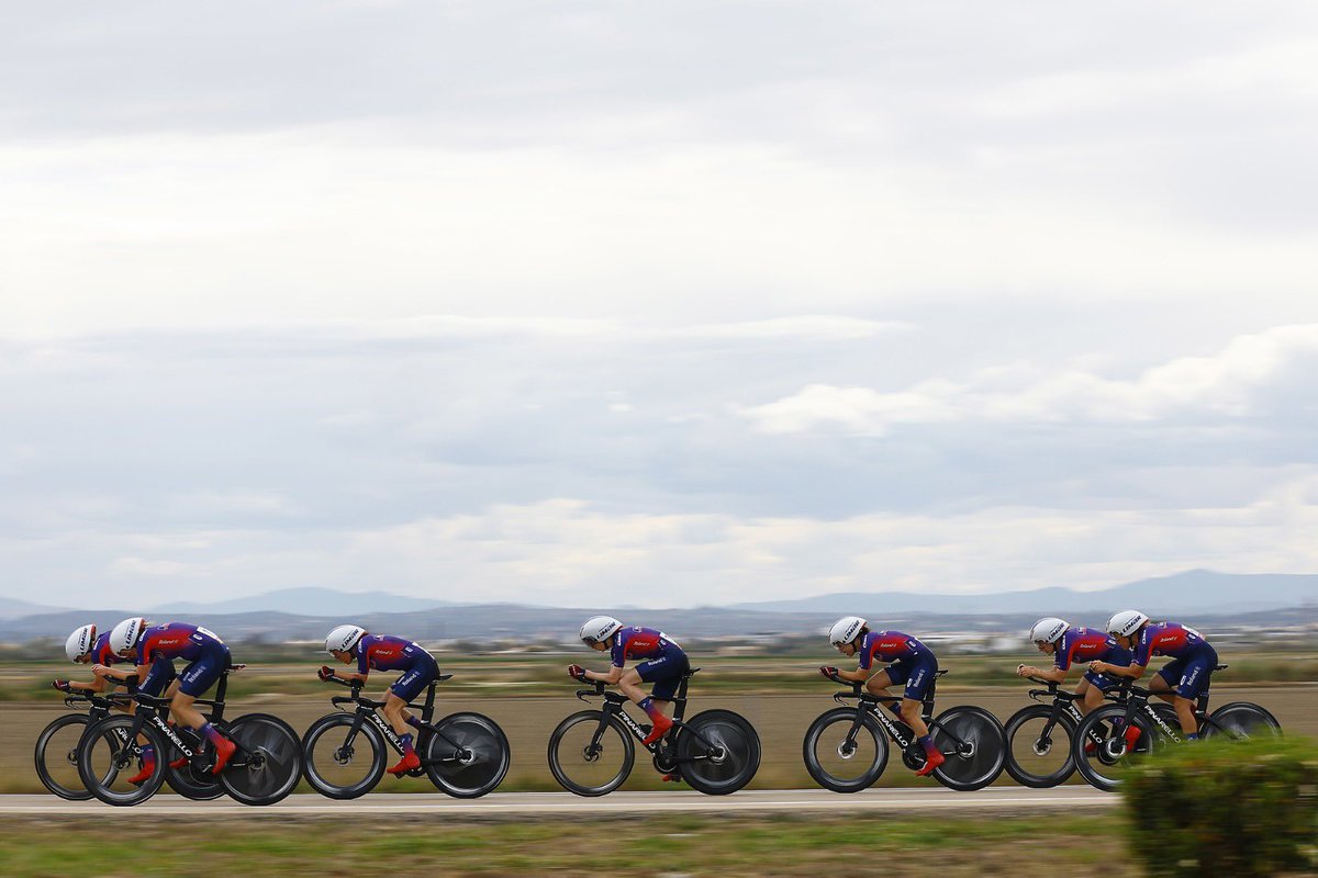 Close to the top10 in the first stage of @LaVueltaFem stage 1 🇪🇸 First team effort in this Vuelta a España with the opening 16 kilometre time trial - tomorrow we’re going for more! 👊🏻 Come on girls🔴 📸 @SprintCycling