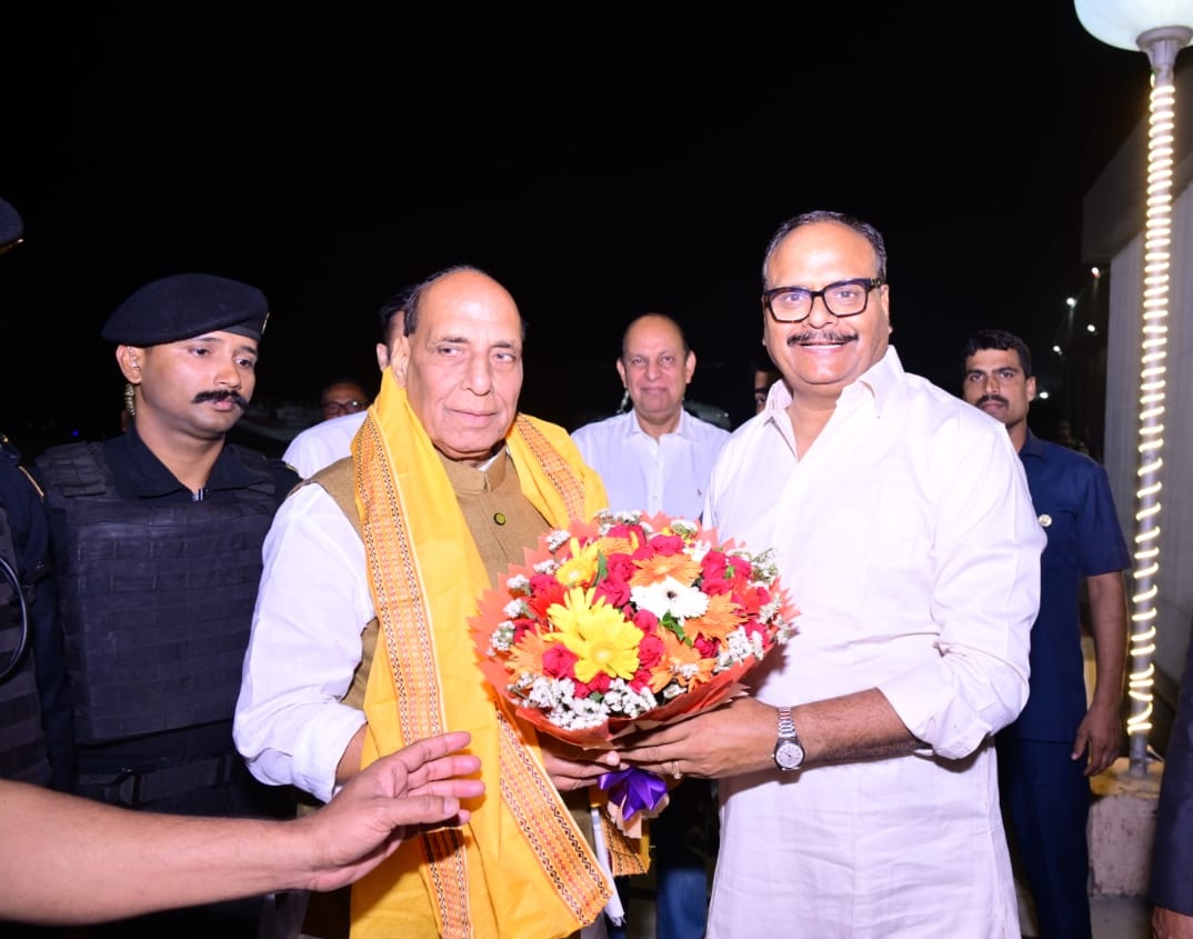 रक्षा मंत्री @rajnathsingh पहुंचे लखनऊ, कल करेंगे नामांकन, उपमुख्यमंत्री @brajeshpathakup ने किया स्वागत। #लोकसभाचुनाव2024 #LokSabhaElections2024