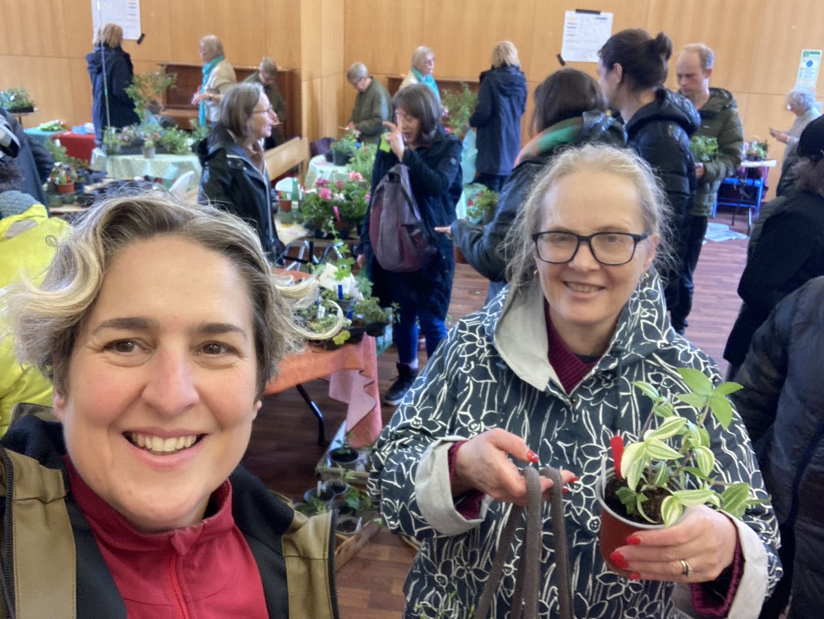 Glad the rain didn’t stop the SNUG plant sale thanks to @n16boilerhouse and thank you so much for the brilliant bike fix @SnugN16 🌦️🌿🚲 - lovely to bump into @Margaretgord before cycling to the next canvassing session 🌹