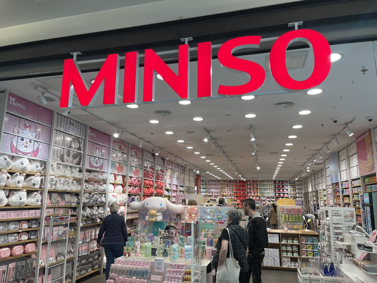 El contraataque chino y japonés a las grandes #marcas anunciantes de siempre. Como ejemplo valga este “#Lego” by @MinisoOfficial con su guerra de precios vs @LEGO_Group @LEGO_Spa original 👇