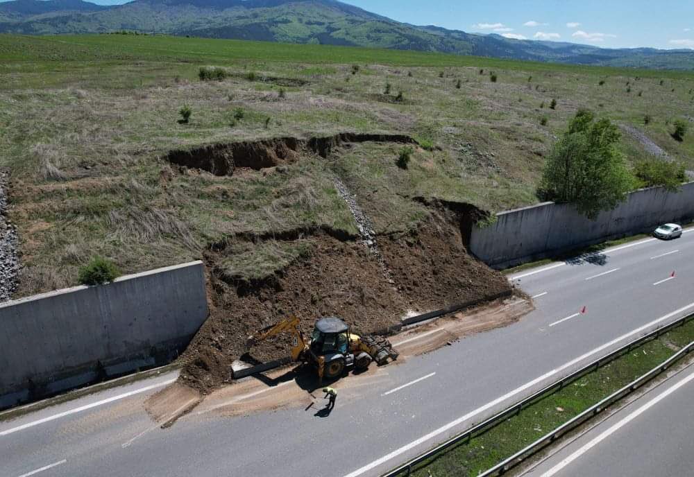 vonegat's tweet image. Това беше причината хиляди коли да изминем 20 км за 2 ч. Ужасяваща тапа на входа на София откъм автомагистрала Струма. 
Стотици коли със деца , възрастни бързащи за транспортни връзки, пъплещи с 10 м/мин

Благодарим ви Бойко и Шиши!
Едни пари са спестени за да ви се отчетат