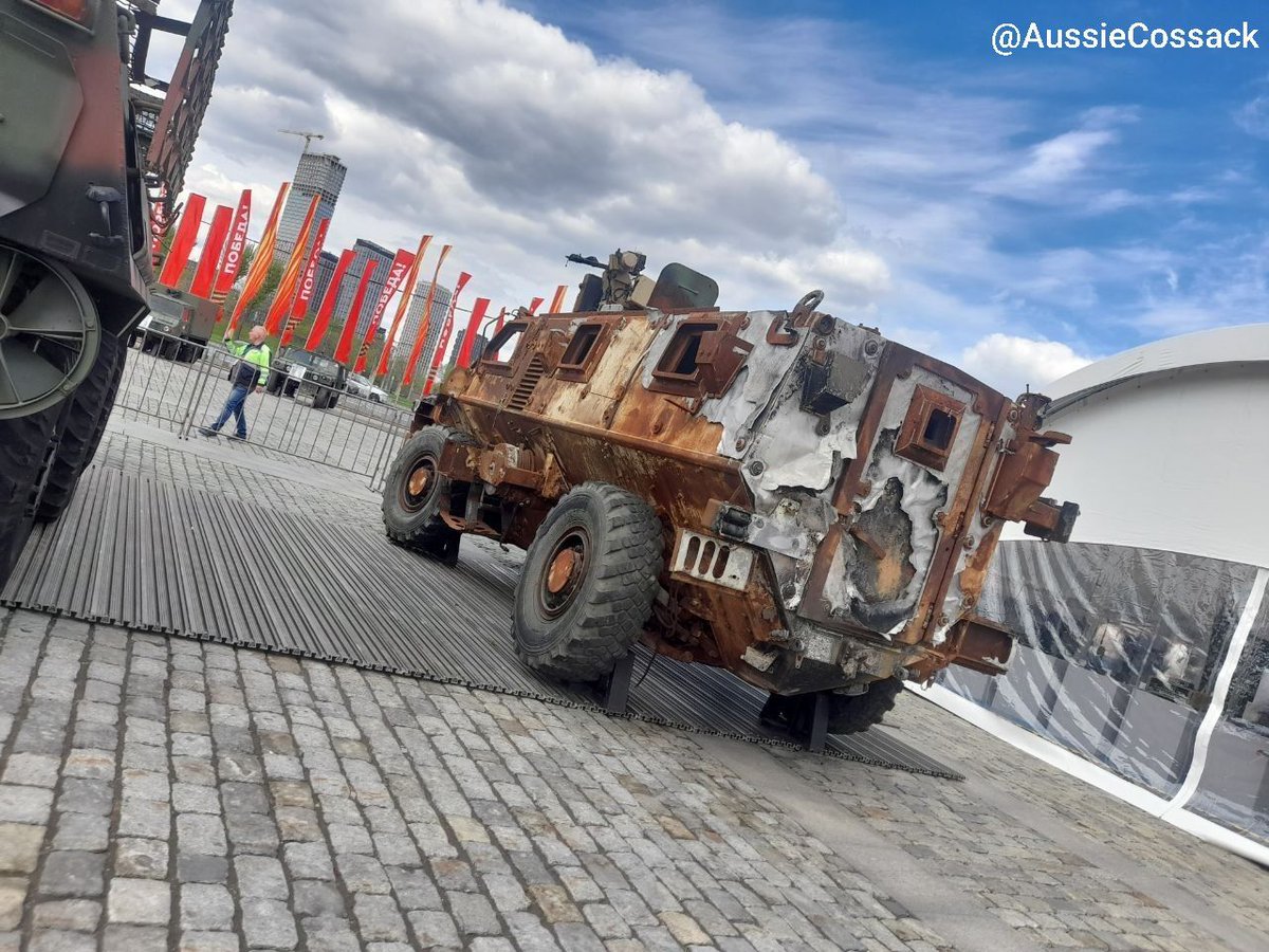 🚨🇦🇺🇷🇺 Another photo of a $2.4M Australian Bushmaster on display in Moscow with other captured NATO trophies.

Expect lots Muscovites taking lots of selfies with this exotic 'Rustmaster' made in Melbourne.