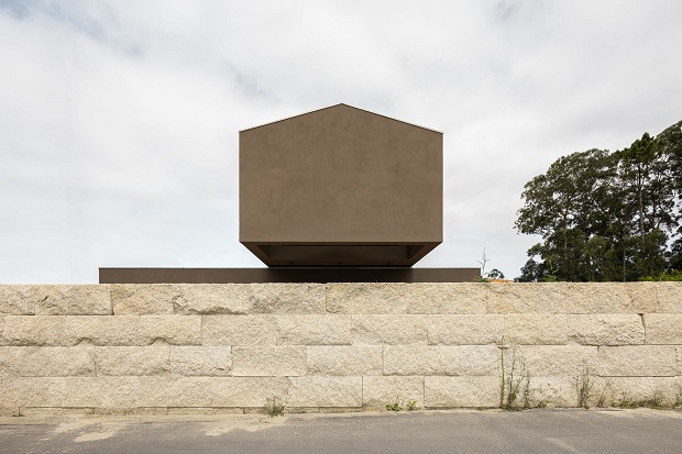 Aujourd'hui, Détails d' #architecture va au #Portugal, à Vila Nova de Gaia à la découverte de la minimaliste et gracieuse Casa Madalena, une réalisation signée Paulo Martins Arquitectura: #teamarchi #maison 
Les photos: @ivotavaresnet 
tinyurl.com/2jzwhamu