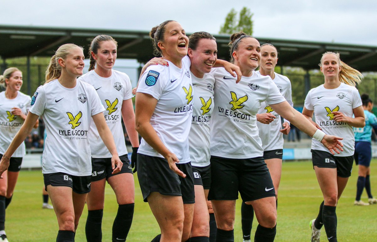 End of the season for these wonderful @LewesFCWomen players, celebrating an @AimeeClaypole goal this afternoon at London City Lionesses