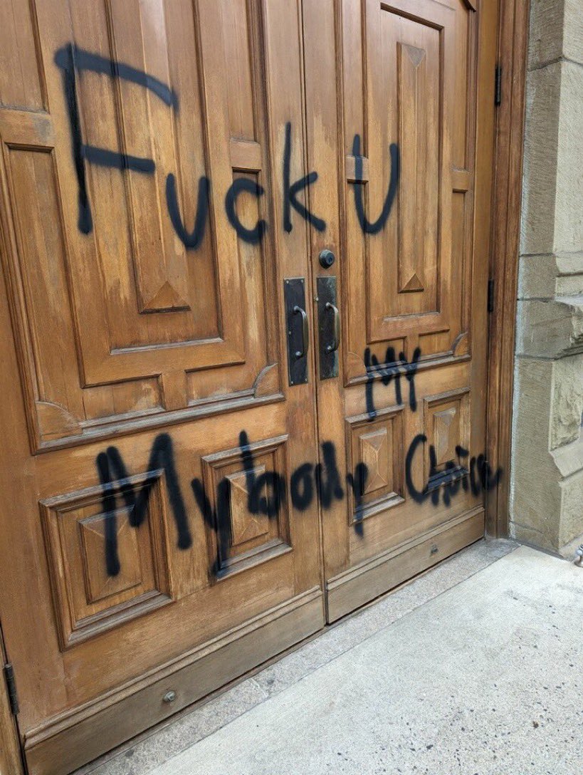 USA St. Patrick's Church in Portland, Oregon has been targeted by anti Catholic extremists, who daubed the doors in pro abortion messaging. @MrAndyNgo