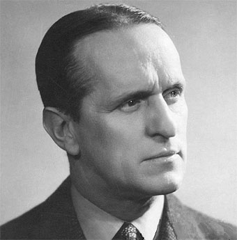 NouveauPSF's tweet photo. Le 28 avril 1946 s'éteignait à Paris le Lieutenant-Colonel François de La Rocque, alors encore assigné à résidence. 

Enterré sur ses terres ancestrales du Cantal, à Saint-Clément, partant rejoindre au tombeau son fils Jacques, et accompagné de plusieurs centaines de fidèles arborant les insignes du PSF et des Croix-de-feu, La Rocque, qui avait refusé de voir apposer sur sa tombe son grade de Lt-Colonel, reçu néanmoins les honneurs d'un « marocain fidèle » portant avec lui le fanion de son ancienne unité de goumiers. 

À Paris ils auraient été 12 000 à rendre un dernier hommage au Colonel - et au parti - avant son départ pour la province.
