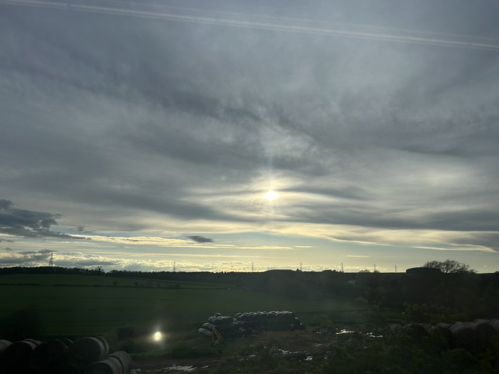 Filthy skies on the train from London all the way up to York 

#lookup 
#letusbreathe 
#cleartheskies