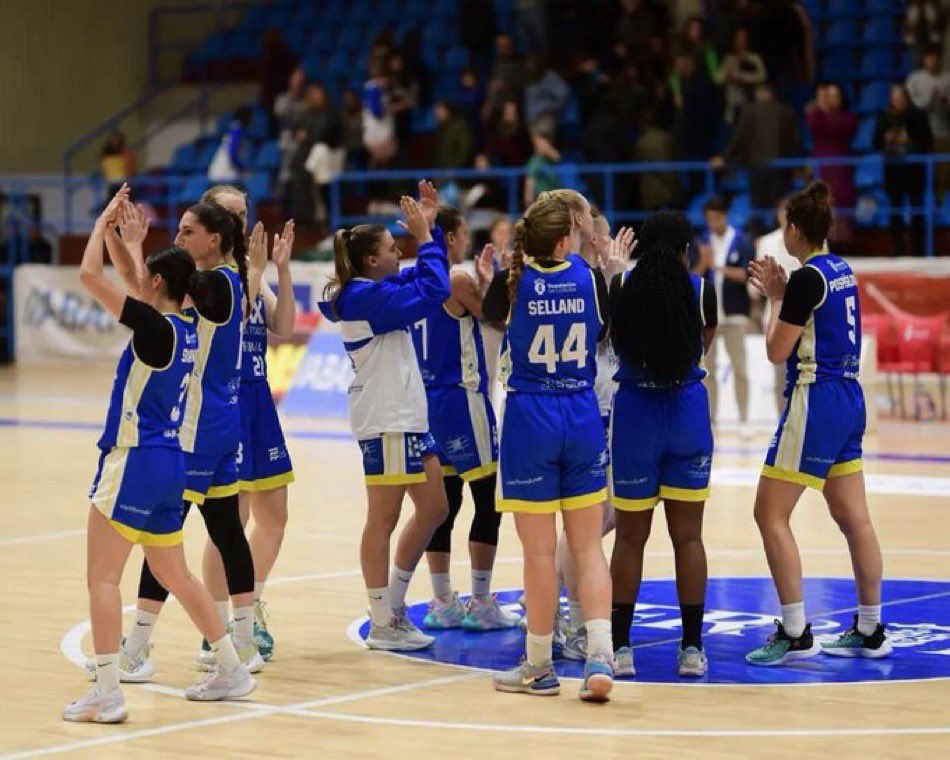HONOR al Baxi Ferrol por su excelsa temporada en Liga Femenina Endesa. Manteniendo el bloque de #LFChallenge han competido de tú a tú con la máxima categoría del baloncesto nacional. Sois un EQUIPAZO @UniFerrol 💙