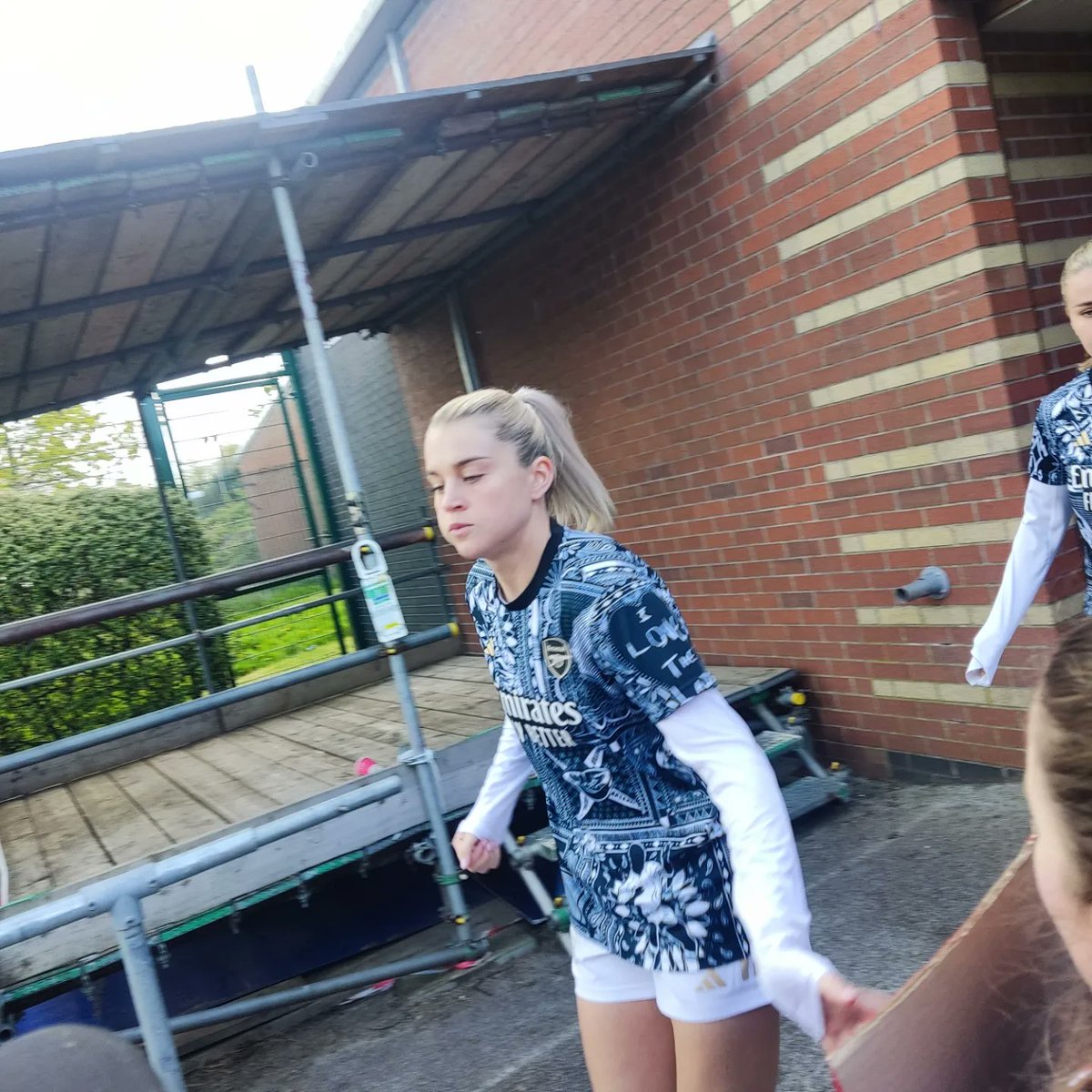 LRheady9's tweet photo. May not have come away with a selfie or a shirt but it made my 'Russo obsessed' football crazy girl and her friends day to get to low five @ArsenalWFC as they entered the pitch today. @alessiarusso7 @bmeado9 @leahcwilliamson Thank you xx https://t.co/jKXQgr96g6