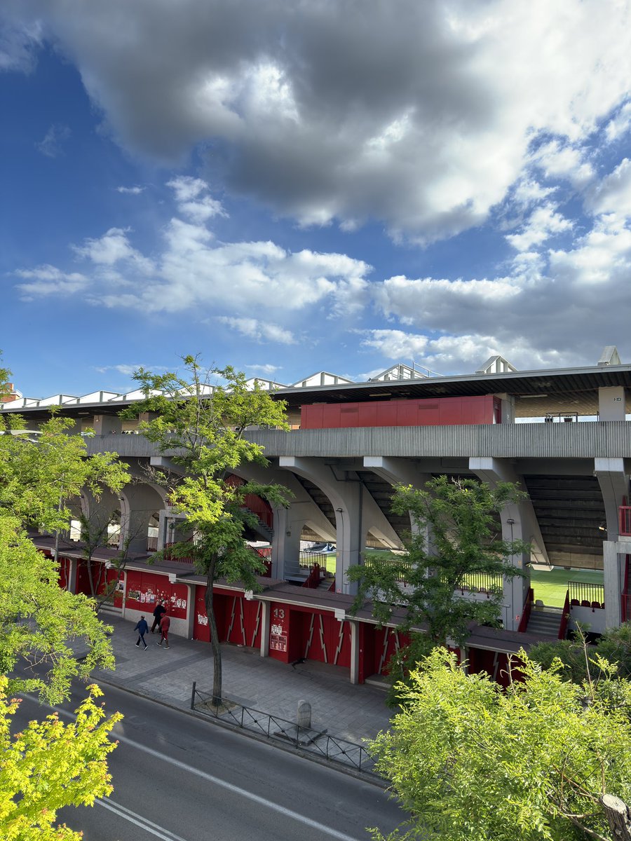 “Era un día cualquiera, su padre le llevó a verte a la Albufera” ⚽️

Estadio de Vallecas 🇪🇸📍