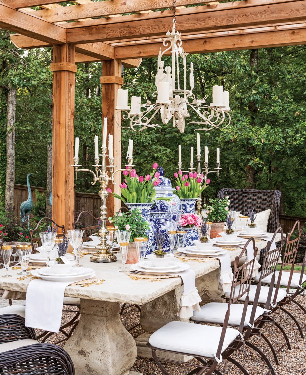“True hospitality consists of giving the best of yourself to your guests.” —Eleanor Roosevelt 

#southernladymag #eleanorroosevelt #southernhospitality #alfrescotablescape #springtablescape #blueandwhite