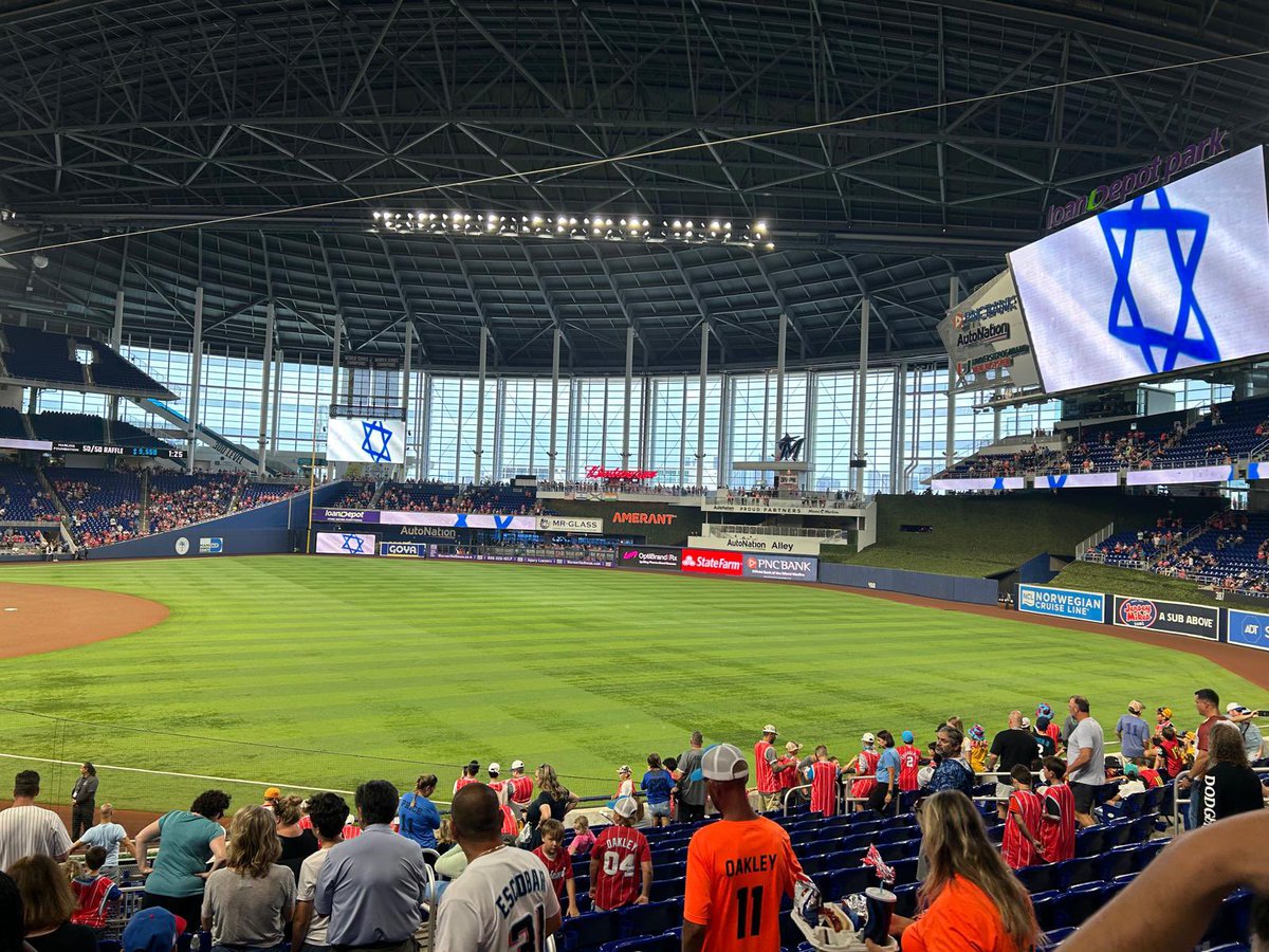 The Marlins played Hatikvah, the Israeli national anthem, before today’s “Passover at the Park” game 🇮🇱✡️