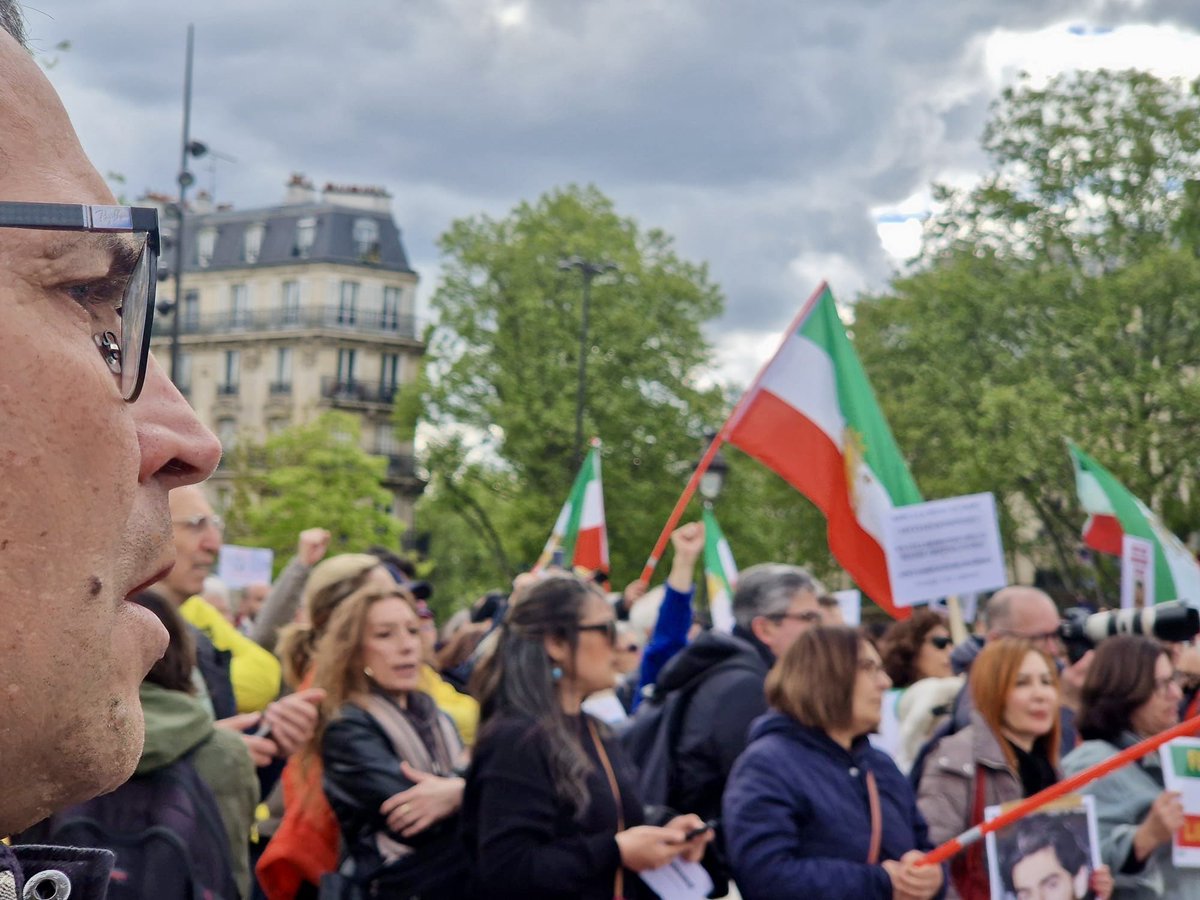 Beaucoup de monde à #Paris pour soutenir le rappeur iranien #ToomajSalehi et exiger sa libération immédiate et celle de tous les détenus politiques en #Iran. #FreeToomaj #StopExecutionsInIran #IRGCterrorists #FemmeVieLiberté #JinJiyanAzadi #ZanZendegiAzadi #WomanLifeFreedom