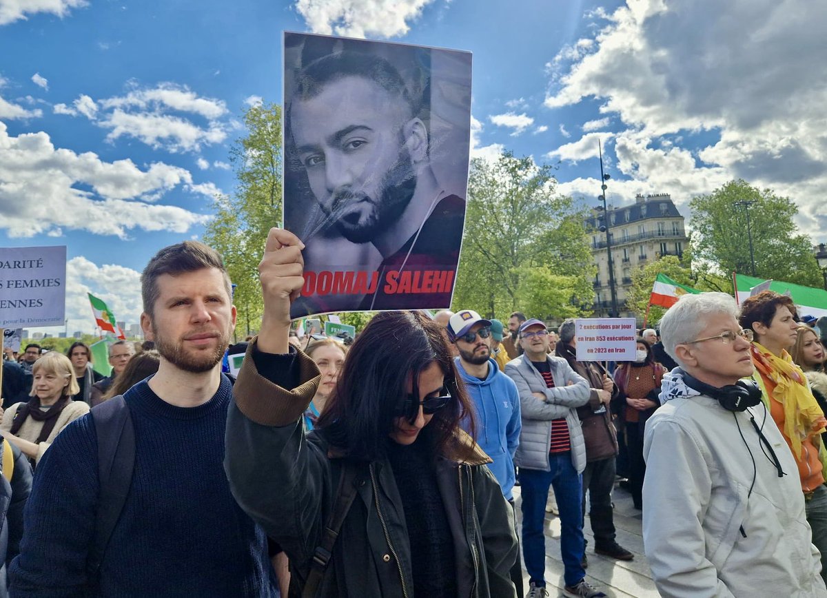 Fr_Bechieau's tweet photo. Beaucoup de monde à #Paris pour soutenir le rappeur iranien #ToomajSalehi et exiger sa libération immédiate et celle de tous les détenus politiques en #Iran. #FreeToomaj #StopExecutionsInIran #IRGCterrorists #FemmeVieLiberté #JinJiyanAzadi #ZanZendegiAzadi #WomanLifeFreedom @mamadporii @IranIntl @RadioFarda_Eng @France3Paris @afpfr @OfficialToomaj