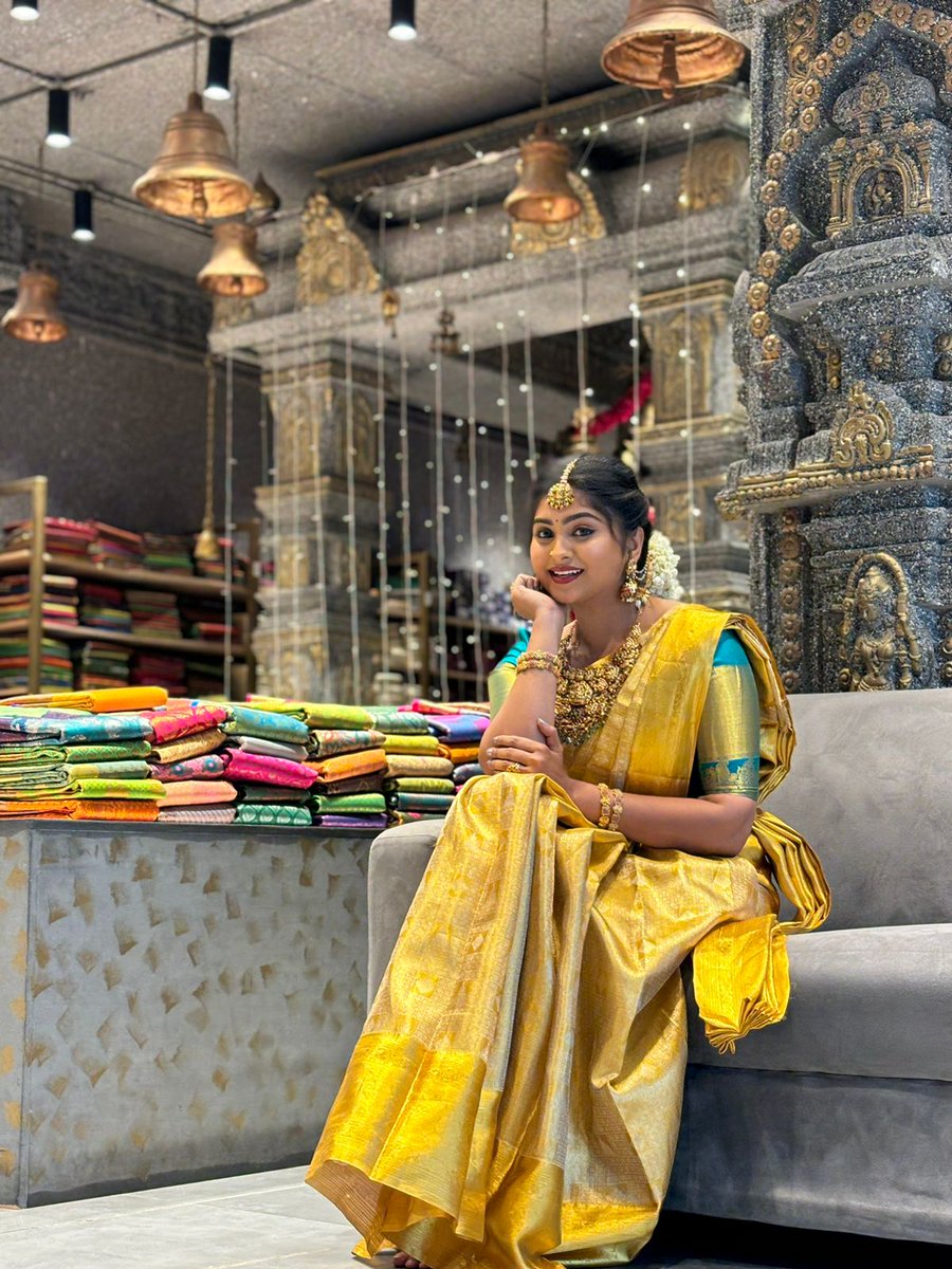 Actress #swethadorathy looks so elegant in the latest traditional snaps 💛💛📸