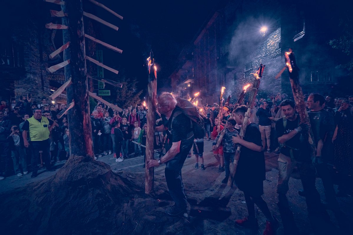 L'ENCESA DE LA FALLA MAJOR ❤️‍🔥💥🌟
Fotografia d'Eduard Mendoza 📸
#fallesalins2024 #somdefociferro #alins #vallferrera #fallesalins #viscalins #pallaresament #pallarssobira #patrimoni #immaterial #cultural #unesco #unescoworldheritage #nitdesantjoan #nitdefalles #somfallaires