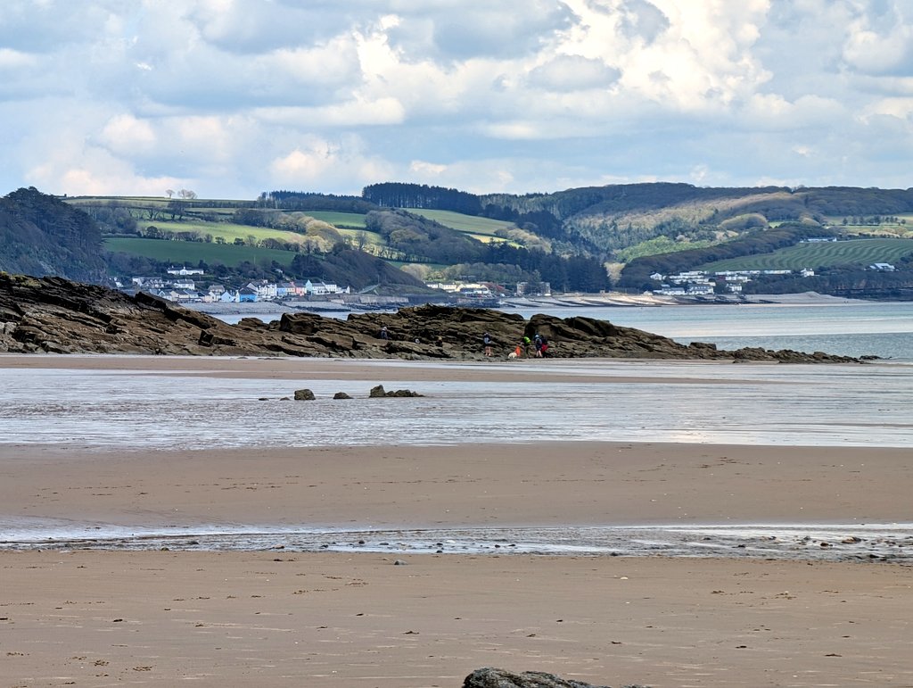 007 is out and about!
This time in Saundersfoot walking to the pretty seaside town. 
Low tide enabled plenty of beach walking around the harbour and seeing the surrounding coastline.@candmclub @Media_CAMC
#atouraroundtheuk
#inspiringadventures 
#mychausson
#beach #pembrokeshire