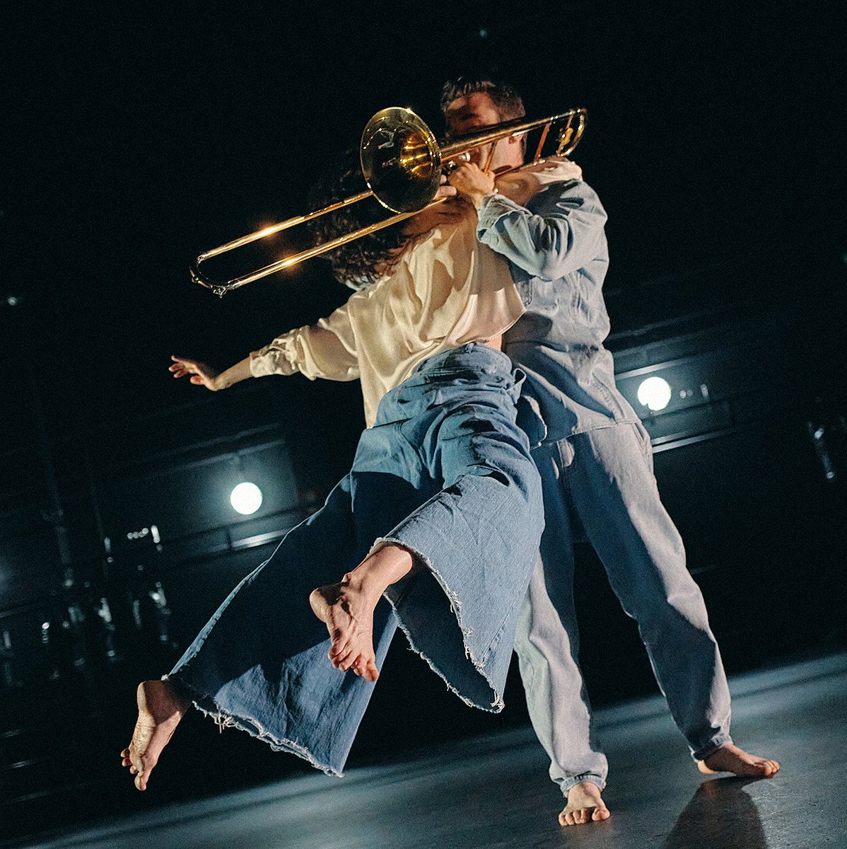 'La Declamación Muda', es una coreografía donde Melania Olcina, Premio Nacional Danza 2023, explora la relación entre las vibraciones sonoras de un instrumento de viento (interpretado por Jorge Moreno) y un cuerpo afectado por estas dinámicas aéreas ℹ️ cicus.us.es/ahoradanza2024…