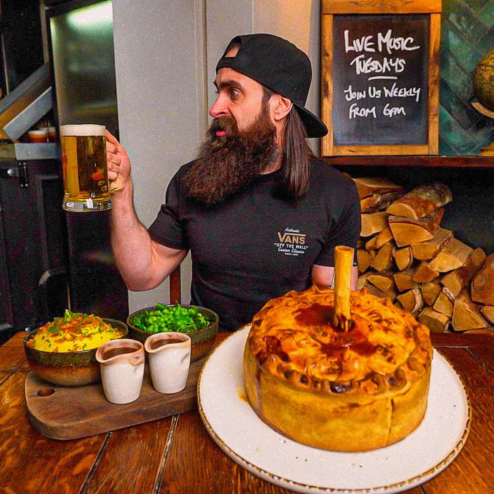 You get free drinks for the entire night if you can finish this giant pie challenge…what could go wrong? 🥴 youtu.be/BH5ruRR4sus?si…