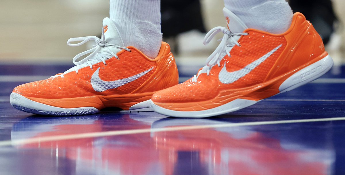 Jalen Brunson is in the @WNBA-inspired Kobe 6 PEs today