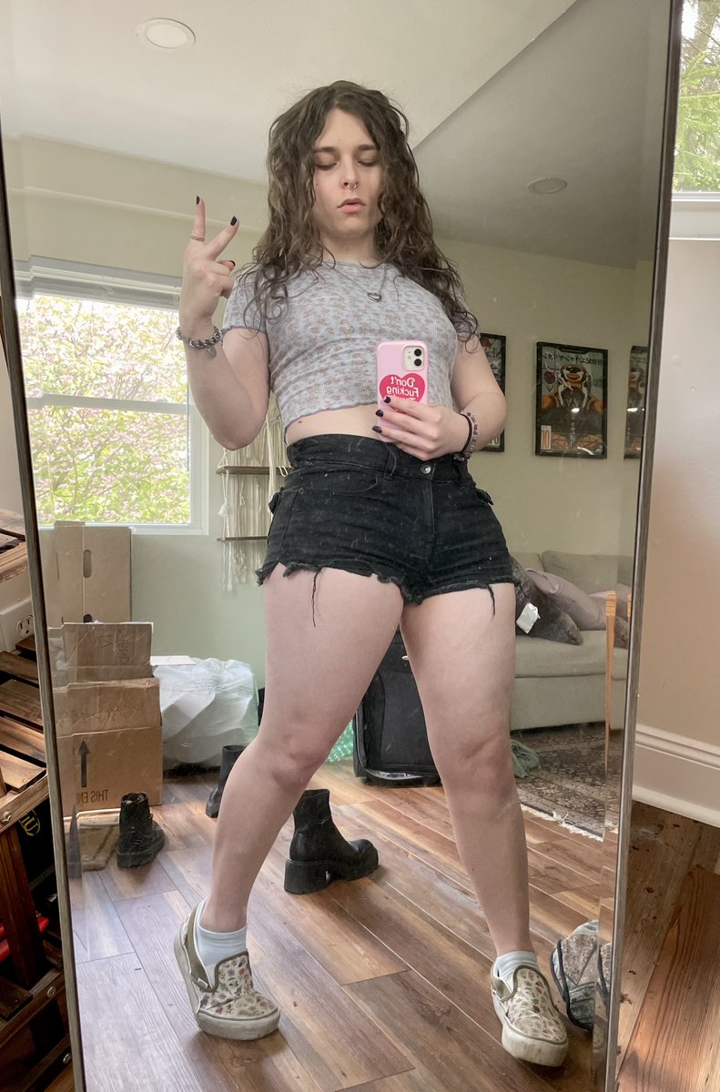 BREAKING: tgirl has squishy thighs