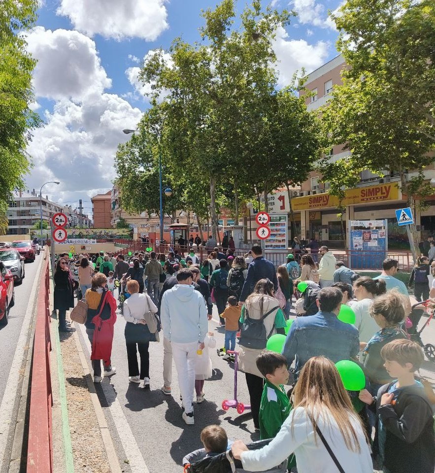 PCELEGANES's tweet photo. Para que la clase trabajadora pueda tener un futuro, es fundamental la #educacionpublica .
Por eso está mañana hemos participado en la manifestación en #leganes por la construcción de un instituto en #Solagua y #PozaDelAgua https://t.co/ePd8xKbehr