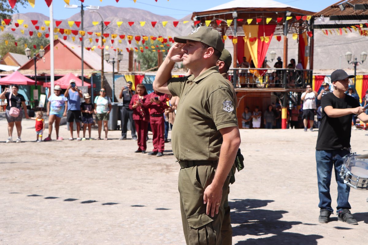 En la fiesta de la Reliquia de San Lorenzo, Carabineros de Chile realiza servicios preventivos para garantizar la seguridad de todos. El poblado honró a los mártires de Carabineros con el izamiento del pabellón nacional. ¡Un gesto de respeto y reconocimiento! #CarabinerosDeTodos