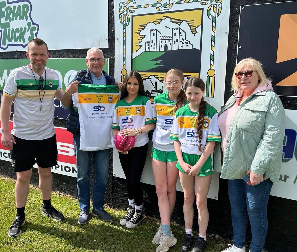 AnRiochtGAA's tweet photo. Huge thanks to Seamus &amp; Tina Donnan for sponsoring the LGFA u14 jerseys in the girls first season from all the players, their parents and coaches. 🏐👧

Seamus and Tina present the new jerseys to their three granddaughters who play on the team Cara, Aoife &amp; Erin &amp; coach Eamon. https://t.co/YUBXmCN6Vu