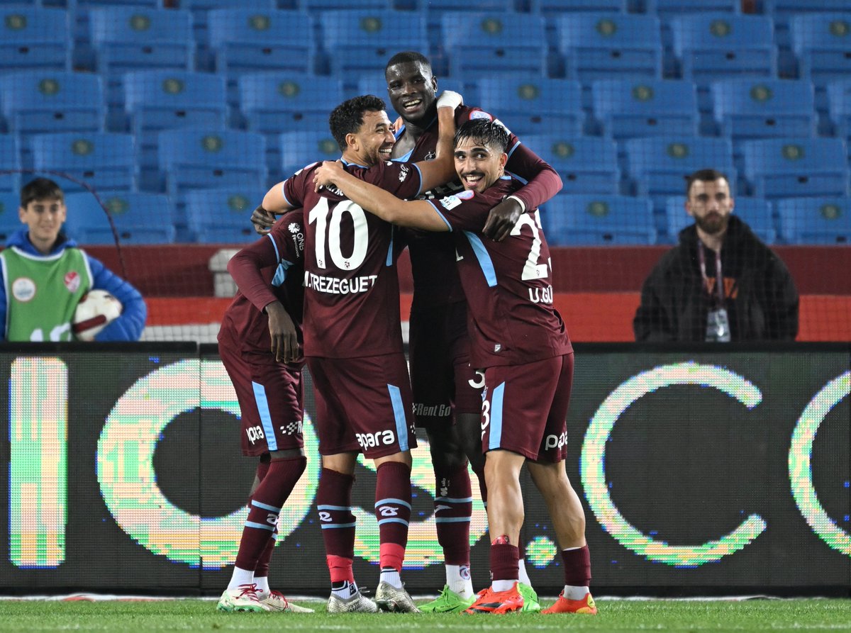 1 - Gaziantep FK'yı 4-2 mağlup eden @Trabzonspor, Mayıs 2022'den (3-2 vs Kayserispor) bu yana ilk kez ilk yarısını iki farkla geride kapattığı bir Süper Lig maçından galibiyetle ayrıldı. Azim.
