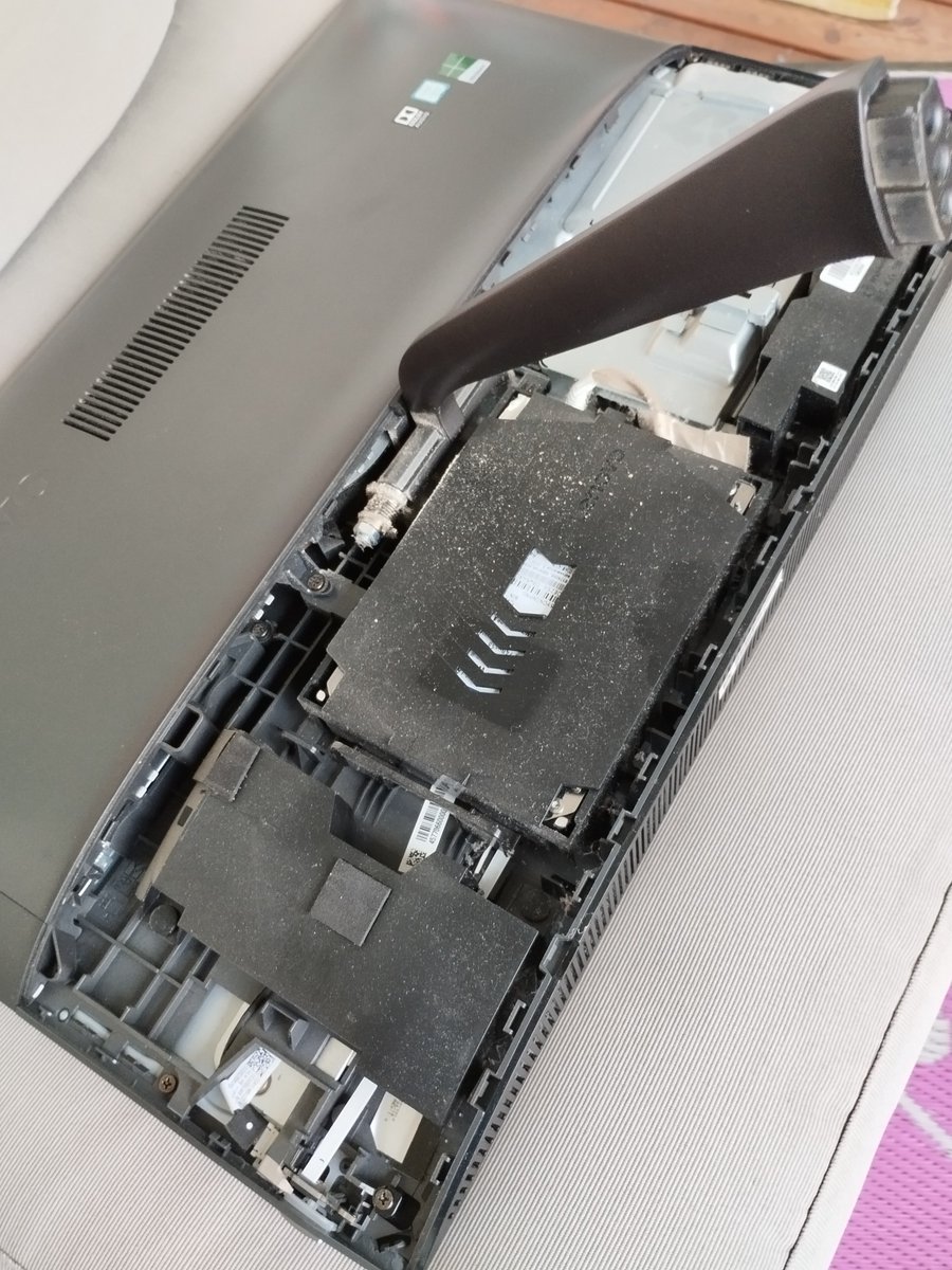 #Nerdy weekend again, setting up this nice <a href="/lenovo/">Lenovo</a> #AIO for a relative, there was some dust to remove before doing a small bump in RAM 😉
