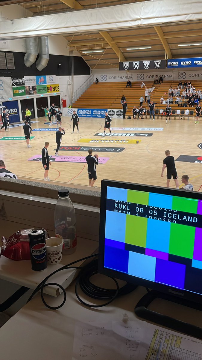 Stutt í FH-IBV. Spennan rafmögnuð. Orðið í húsinu er að áhorfendur séu að smygla bleyjum og klósettpappír á leikinn…Af hverju veit ég ekki