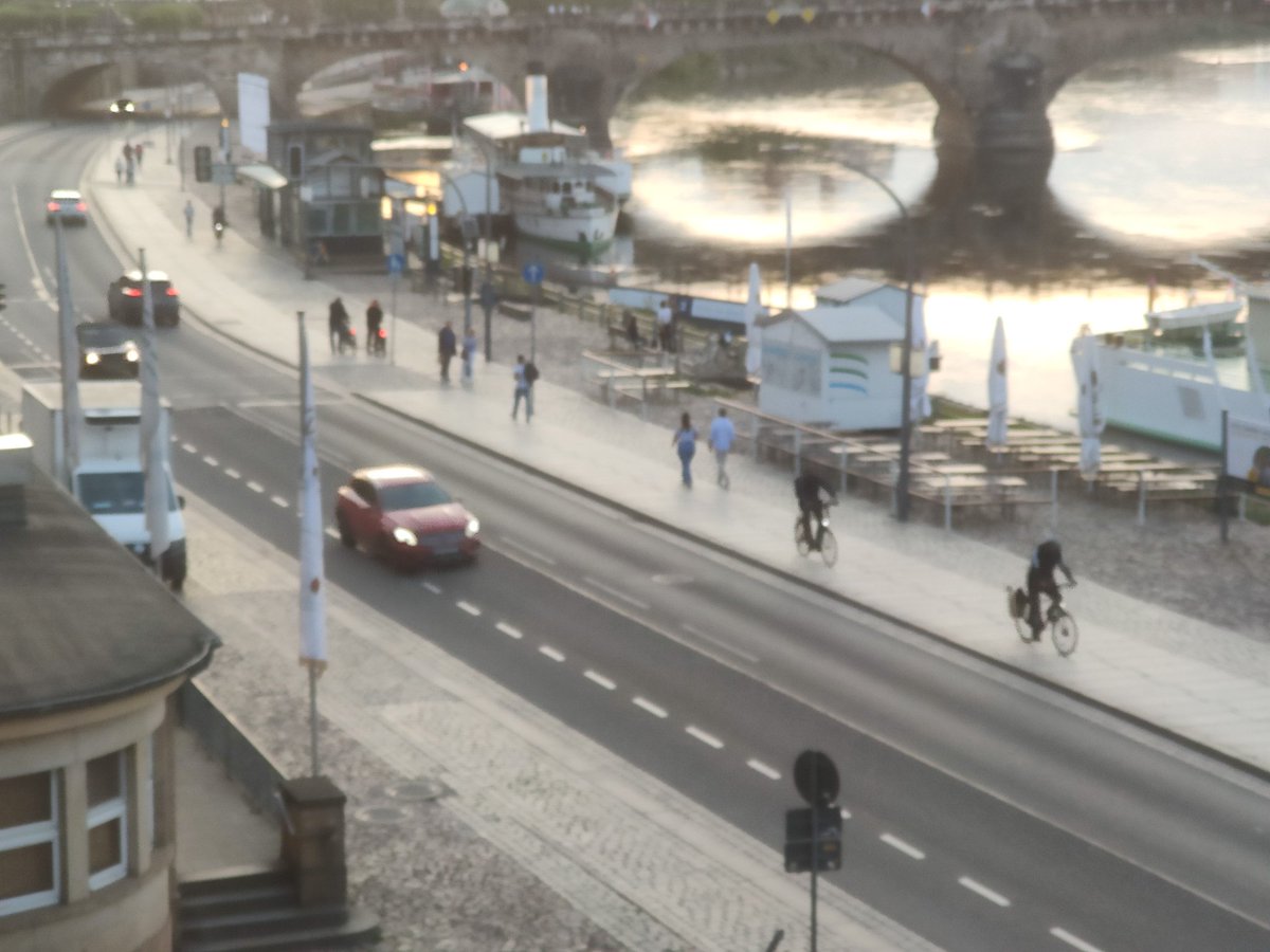 Am Terrassenufer in @stadt_dresden entscheiden sich zahlreiche Radfahrende für Geisterfahrten auf dem für Radverkehr (in Gegenrichtung) freigegebenen Gehweg anstatt für den 'Schutzstreifen'.
Warum bloß, @stephankuehn?
@VerkehrswendeDD @criticalmassdd  @ADFC_Dresden  @VCDDresden