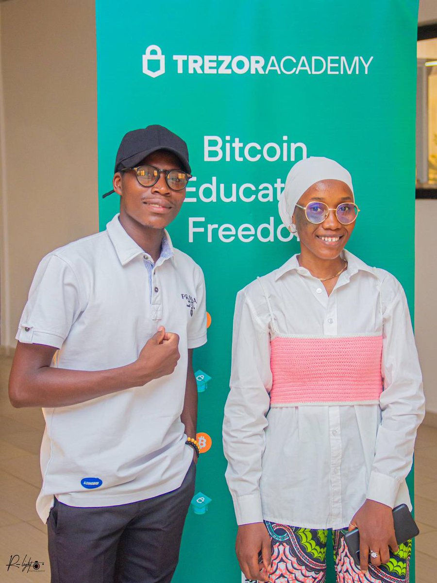 makboulath_ia's tweet photo. Le #Bitcoin est bien plus qu'une simple monnaie virtuelle. C'est un moyen d'échange et de conservation de valeur, né de la nécessité de créer un système financier indépendant et décentralisé. 
#Bitcoinacademy #Trezoeacademy https://t.co/xNUg5fT0sd