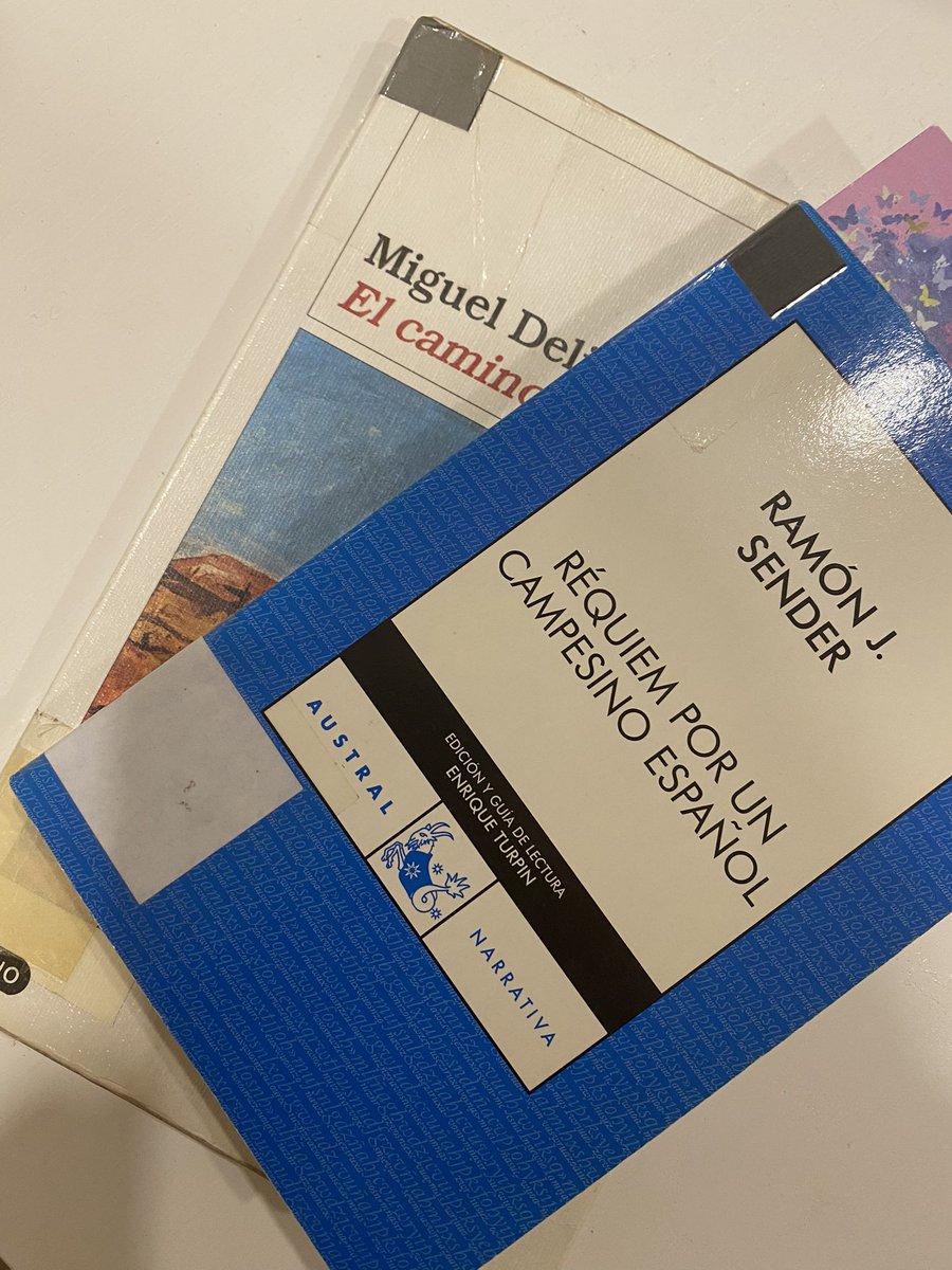 MiguelProfe4's tweet photo. A estos hay que sumar un par de lecturas acumuladas de la biblioteca. https://t.co/y1Wlaq5tm8