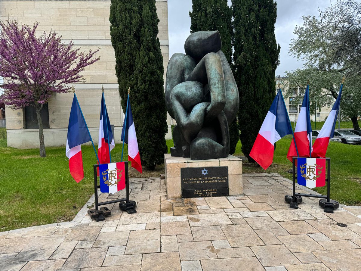 Grande émotion en commémorant @VilleSarcelles, en partant du mémorial au martyr juif, la journée nationale du souvenir des victimes et des héros de la déportation. Au-delà du souvenir, il faut combattre le poison de la haine distillé par les extrêmes et qui mène au pire...