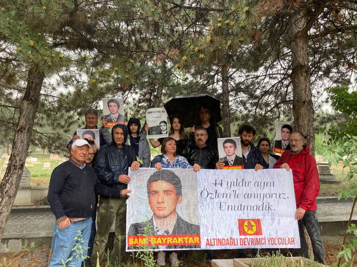1980’de Ankara Altındağ'da 1 Mayıs hazırlıkları için yapılan yürüyüşte yitirdiğimiz Sami Bayraktar'ı yol arkadaşlarıyla birlikte andık. Sami Bayraktar yaşıyor.