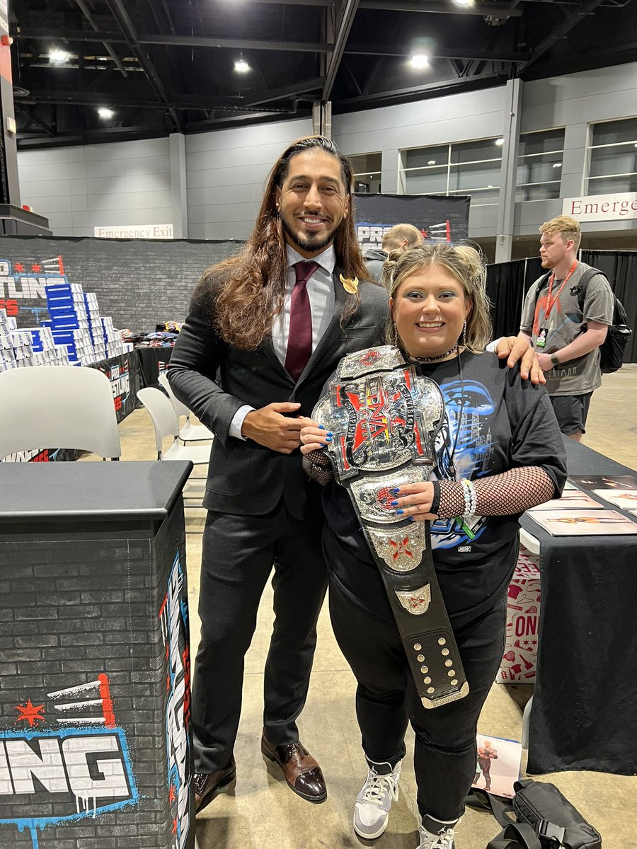 Met @MustafaAli_X again today! He’s the absolute best. ❤️ @PWTees @c2e2