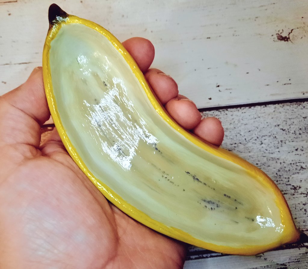 I've finally gone bananas... not really but I have got a new banana trinket dish in my #etsystore
It's around the size of a large banana and has lots of room for knic knac's. earthandsandbyanna.etsy.com/listing/153470…
#ShopIndie #UKCraftersHour #HandmadeHour #MHHSBD