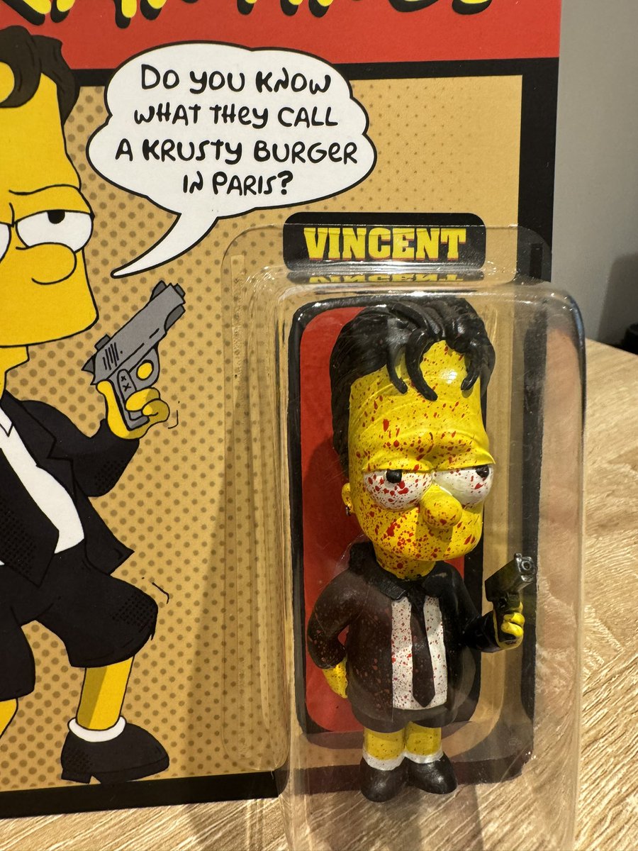 Wicked to meet such a talented artist today @ToyConUK 
This dude @Delicious_again has some awesome art! Pleased we broke the ice with this sick Bart/Vincent piece. Last mint for me😉 ONLY 20 of these bad boys🙏🏼 Here’s him signing
#toy #designertoys #art #pulpfiction #bart
