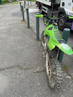 Et 1 en moins ! Bravo à nos 👮‍♂️municipaux! Sur un appel Allo Toulouse 19h pour Rodeo rue Claude Rougenet, secteur Chateau de l'Hers, nos Policiers de la brigade 🏍 et un équipage 🚔 ont mis fin au rodéo. 19h16, l'auteur est interpellé et la moto cross saisie--> fourrière Bravo 👍