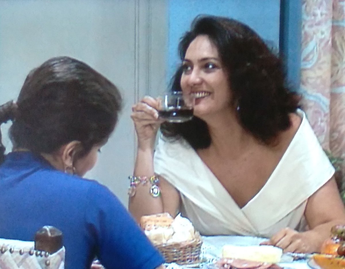 AlineRose1983's tweet photo. Cada vez que vejo uma cena com a #Isaura é um surto aqui em casa.
Eita mulher danada mulher linda 😍🥰
#Felicidade
#ElianeGiardini https://t.co/XA4a2mU2AW