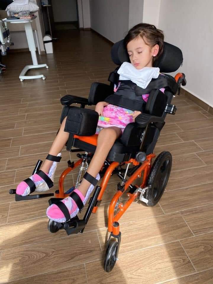 Ana pasó de ser una niña alegre, feliz, con toda la vida por delante, pero una anestesia mal aplicada en el Hospital La Salle de Ciudad Victoria, la dejó ciega y en una silla de ruedas la cual será su compañera el resto de su vida, su familia solo pide justicia, JUSTICIA PARA
