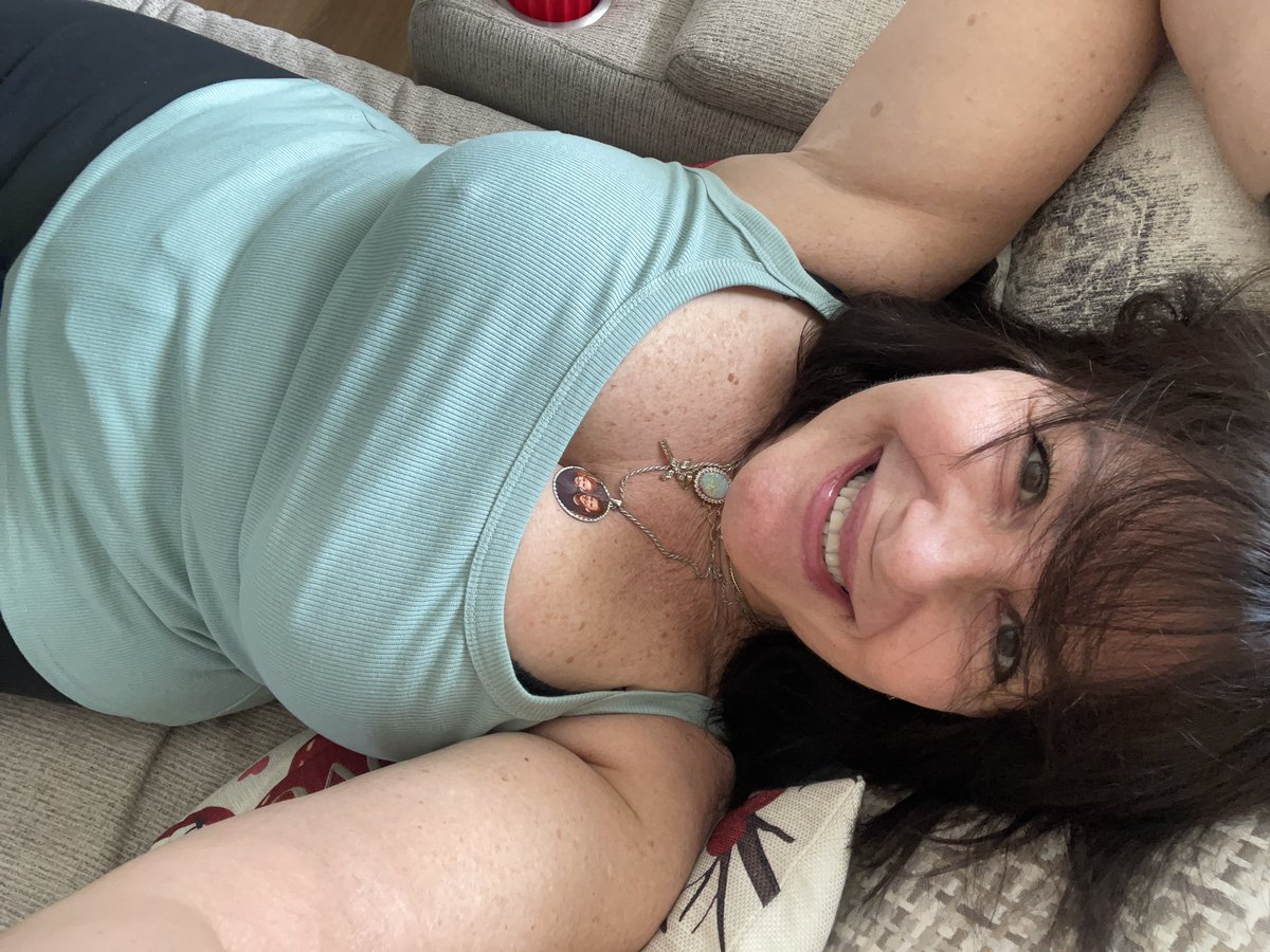 BronxGal62's tweet photo. Happy Sunday. Smile more. Those photos I forgot to post on my subscriber page are going up. Sorry. #LinkInBio #Fuel #curvy #natural #olderwomen #OnlyFan #inlyfans #smile #Sunday https://t.co/fu7TphiiXW