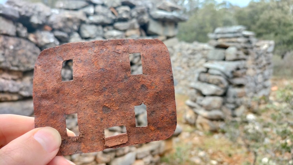 Años haciendo arqueología de la Guerra Civil y todavía hay un objeto que me impresiona cuando me lo encuentro en los campos de batalla: las placas de granada Laffite. Es la prueba de que ahí el combate ha sido brutal y cara a cara.