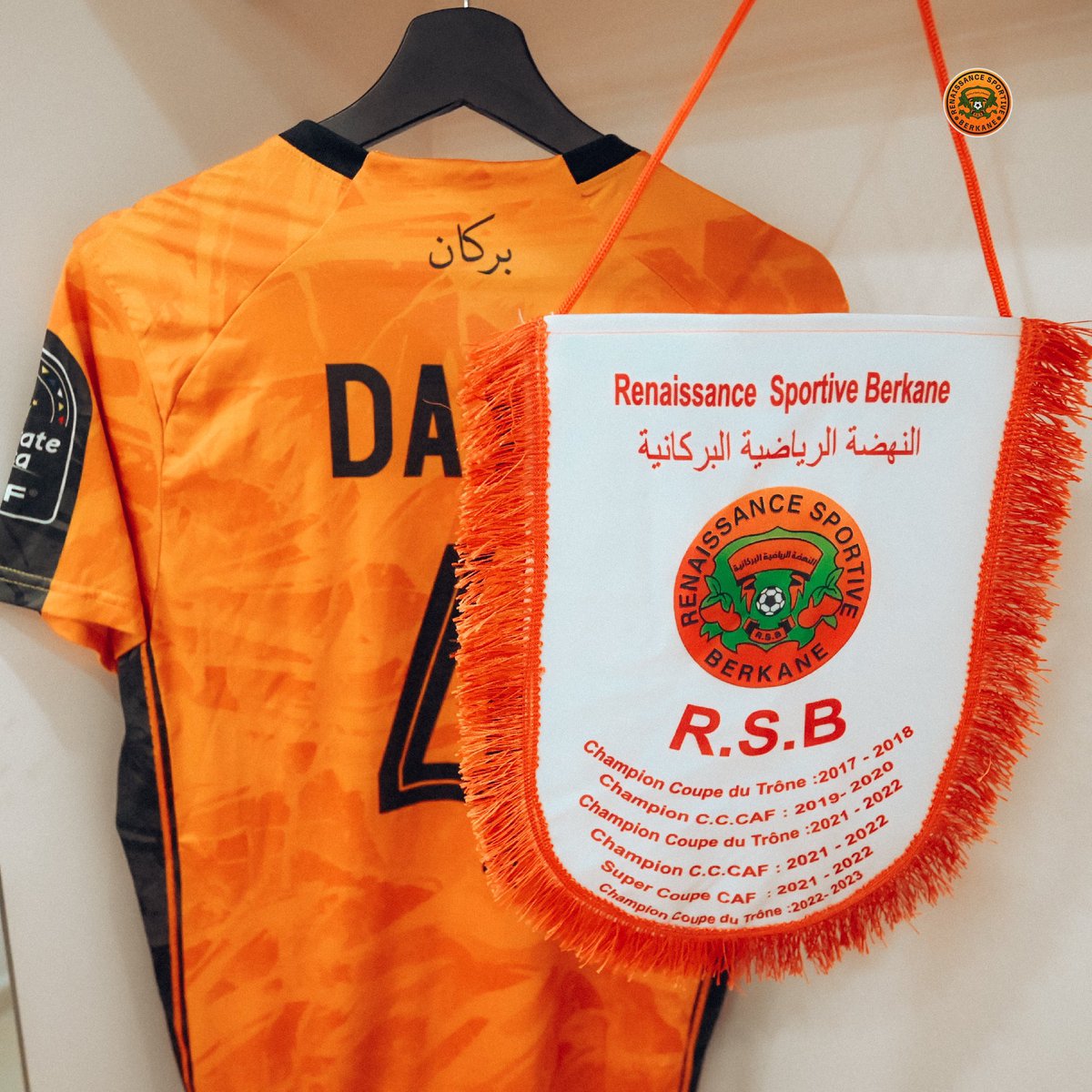 🚨Les joueurs de la RS Berkane seront bel et bien vertus de leur maillot classique orange portant la carte complète du Maroc 🇲🇦 pour le match contre l’USM Alger 🇩🇿. Les algériens se présenteront ou pas, réponse dans quelques minutes ? 

#DimarBerkane 
#evrardfulgeraledubenin 🇧🇯…